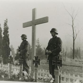 Foto erewacht van twee man bij Duitse militaire begraafplaats.