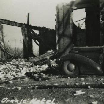 Nijmegen, 22 februari 1944; uitgebrand huis en auto, Oranjehotel