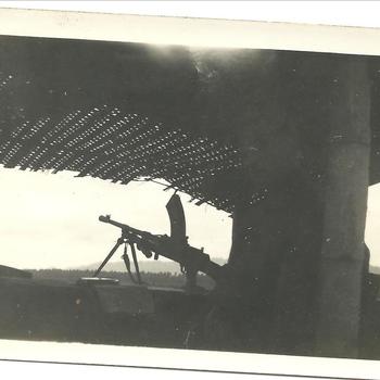 Bren gun onder overkapping, KNIL, Gombong 10 augustus 1947, Nederlands Indië