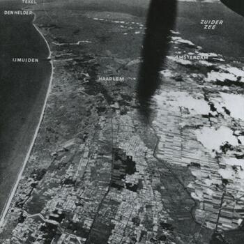 Luchtfoto Noordholland. Plaatsnamen zijn gemarkeerd Tekst er onder: "Prachtige luchtfoto vanuit een Mosquito van een deel van Zuid-Holland en geheel Noord-Holland, ca. 1943".