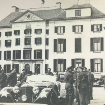 Prins Bernhard met auto en militairen voor Paleis het Loo