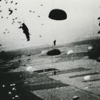 parachutist 82e luchtlandingsdivisie boven Groesbeek