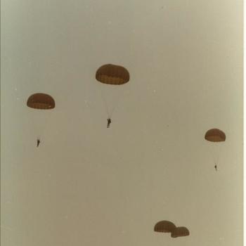 parachutisten met koepelparachute