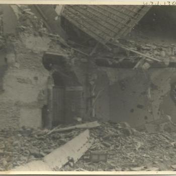 ruïne voordeur klooster, Hoge Horst, Groesbeek, april 1945