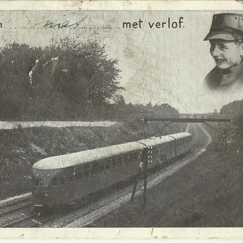 Ansichtkaart met daarop de afbeelding van een trein en een militair met de tekst : Ik kom niet met verlof