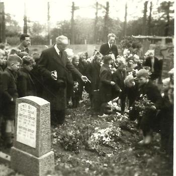 kinderen en volwassene bij graf Engelse vliegers, Hummelo 1946