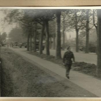 Foto soldaat in Malden, september 1944, tanks op de achtergrond
