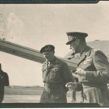 King George VI en Montgomery voor een vliegtuig, oorlogstijd