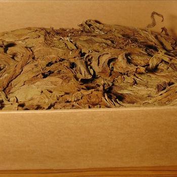 doos met gedroogde tabaksbladeren uit de periode 1940-1945