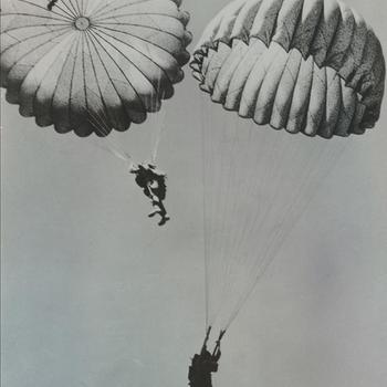 Amerikaanse parachutisten aan parachute