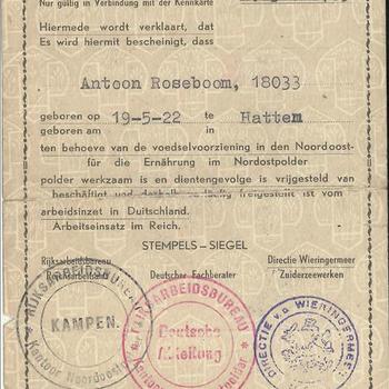 Ausweis, Verklaring, van Antoon Roseboom geboren op 19 mei 1922 te Hattem, ten behoeve van de voedselvoorziening in den Noordoostpolder werkzaam is en dientengevolge is vrijgesteld van de Arbeidsinzet in Duitsland