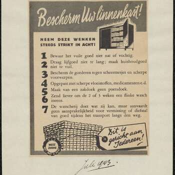 Vel met opgeplakte advertentie: "Bescherm uw linnenkast!" met handgeschreven datering juli 1943.