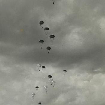 18 dalende parachutisten vanaf de grond gezien