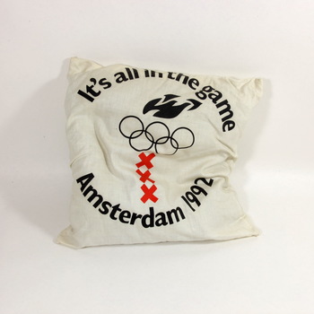 Een kussen 'It's all in the game' van de Olympische Spelen 1992 Amsterdam, 1986