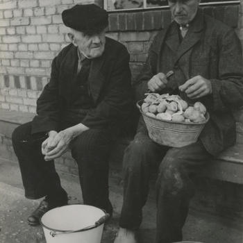 Twee boeren uit Rijswijk, circa 1942