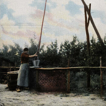 Vrouw in Noord-Brabantse dracht bij een waterput, 1902–1905