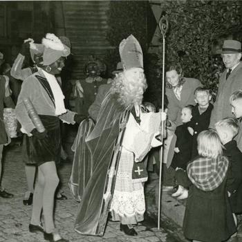 Ontmoeting van Sint Nicolaas en Pieten met kinderen op de Grote Markt in Nijmegen, 1951