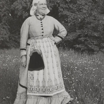 Vrouw verkleed in een burgerjapon uit Groningen, circa 1942-1948