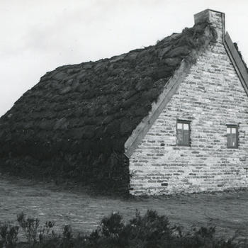 Plaggenhut met stenen voorgevel in openluchtmuseum Schoonoord, 1954