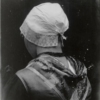 Jannetje Poolen in de dracht van Hierden, circa 1916