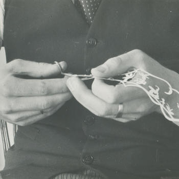 Demonstratie papierknippen door W.Tj. Lever, 1946