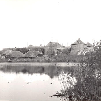 Boerderijen met hooibergen, Kamperzeedijk, circa 1940