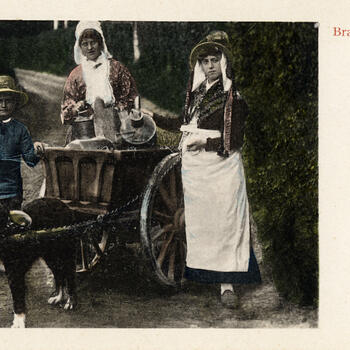 Jongen en vrouwen bij een hondenkar, Vlaams-Brabant, 1896-1905