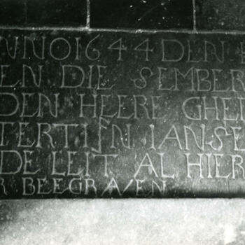 Grafsteen in de kerk, Scherpenzeel, 1944