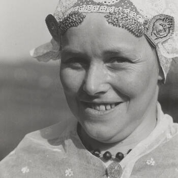 Vrouw uit Workum, verkleed in Friese dracht, 1944
