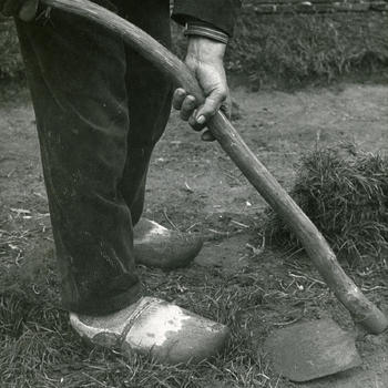 Demonsteren van het gebruik van een 'hakke', Lievelde, 1943