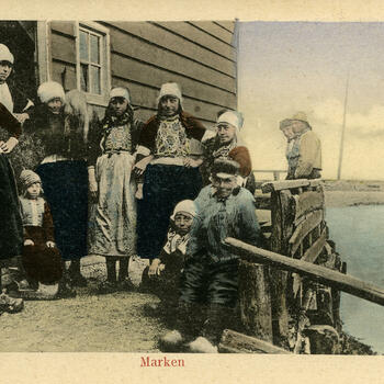 Vrouwen, kinderen en mannen in Marker streekdracht, 1896-1905