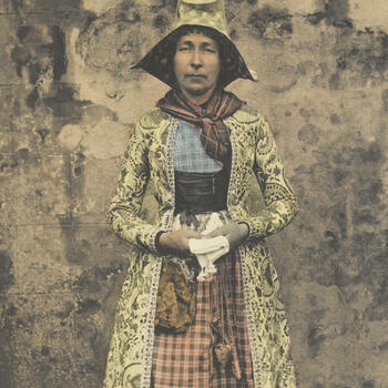 Vrouw, verkleed in Hindelooper dracht, circa 1900