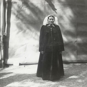 Vrouw uit Winssen in dracht uit het Land van Maas en Waal, 1913