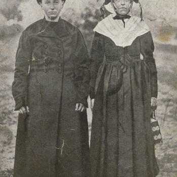 Man en vrouw verkleed in Staphorster streekdracht, 1900–1906