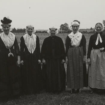 Vijf vrouwen, verkleed in de streekdracht van Oost-Drenthe, 1950