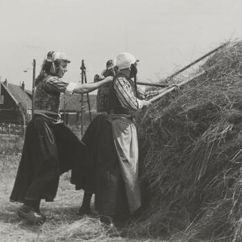Meisjes aan het hooien, Marken, 1943