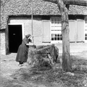 Vrouw bij waterput, Oud Schoonebeek, 1946