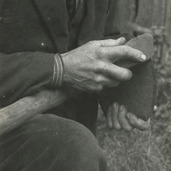 Scherpen van de 'hakke' met een wetsteen, Lievelde, 1943