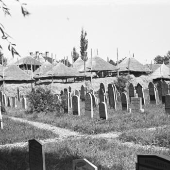 Hooibergen bij begraafplaats, Genemuiden, 1947