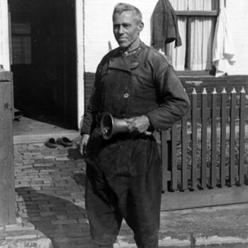 Omroeper Post met bel, Urk, 1943