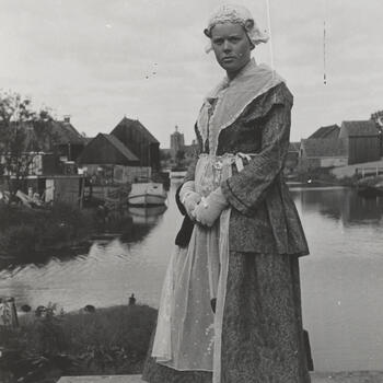 Vrouw uit Workum, verkleed in Friese dracht, 1944