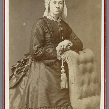 Vrouw in streekdracht uit Etten-Leur, circa 1880