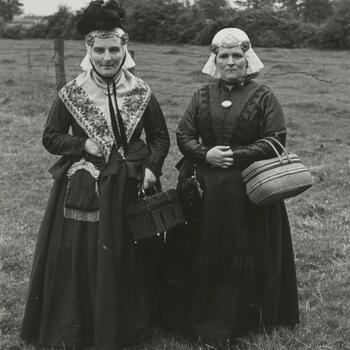 Twee vrouwen, verkleed in de streekdracht van Oost-Drenthe, 1950