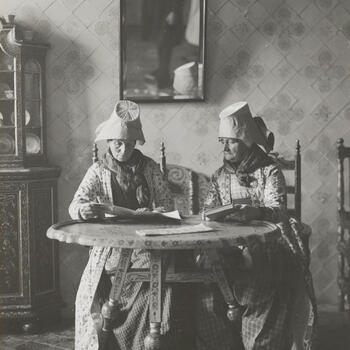 Twee vrouwen, verkleed in streekdracht van Hindeloopen, circa 1942