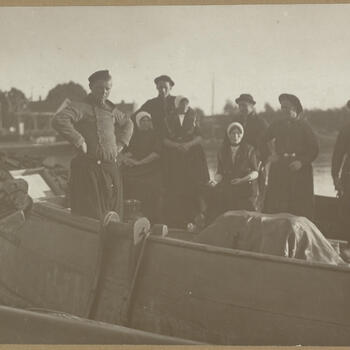 Mannen en vrouwen in Urker streekdracht, 1919