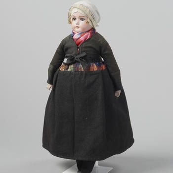 Pop gekleed als ouder meisje uit Nunspeet, voor 1915