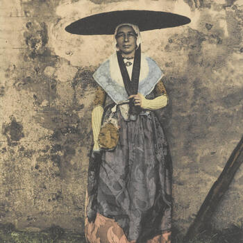 Vrouw, verkleed in Friese dracht, 1900-1910