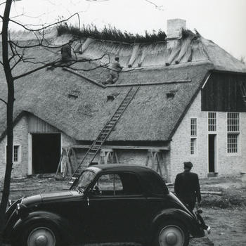 Opbouw boerderij uit Giethoorn in het Nederlands Openluchtmuseum, 1958