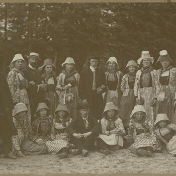 Mannen, vrouwen en meisjes in Hindelooper streekdracht, 1919