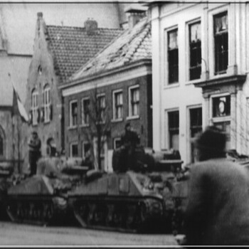Aalten, bevrijders op de Markt maart 1945